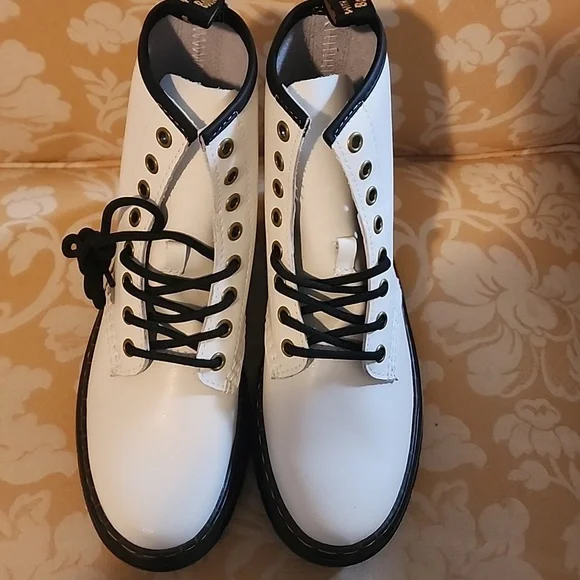 Womans Dr. Airwait Martens NWOT - Picture 8 of 13